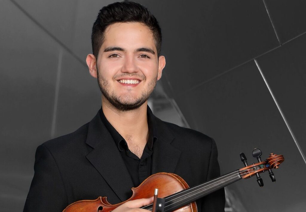 Aluno do FEMUSC, violinista Eduardo Rios se torna o primeiro peruano na orquestra Filarmônica de Berlim